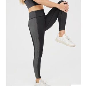 Offline By Aerie Two Tone 7/8 Legging Size Small Grey/Black Color Blend